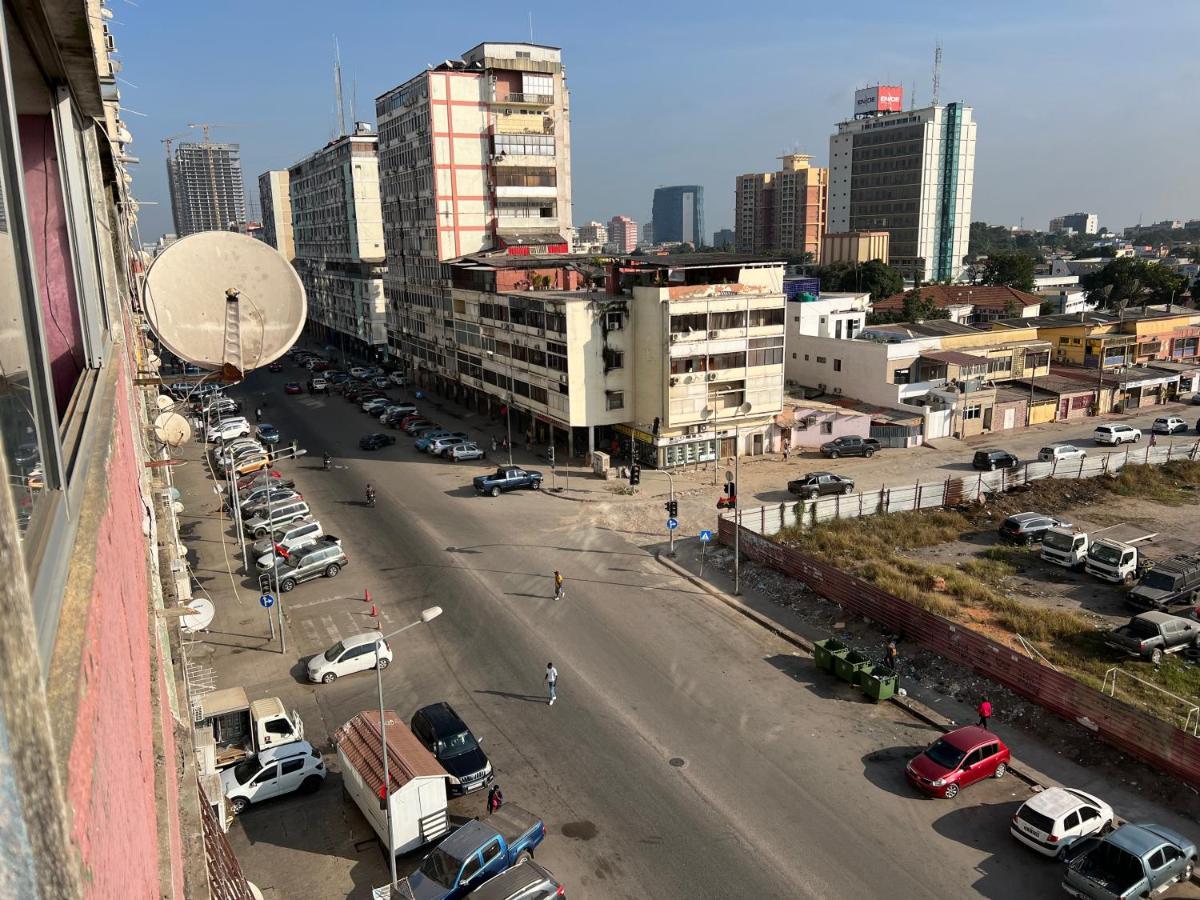 Africa Em Zona Comercial De Luanda Kültér fotó