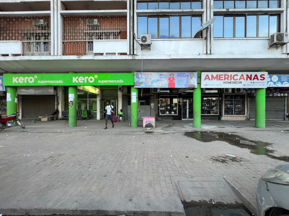 Africa Em Zona Comercial De Luanda Kültér fotó